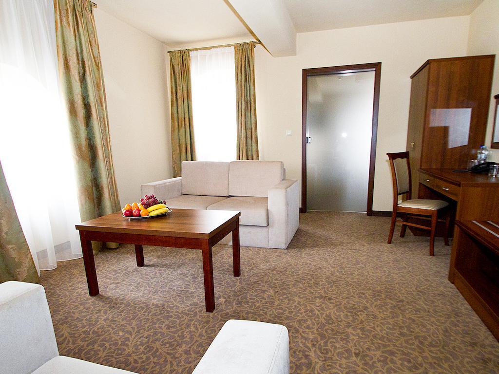 Hotel Miodowy Mlyn Опатув Экстерьер фото
