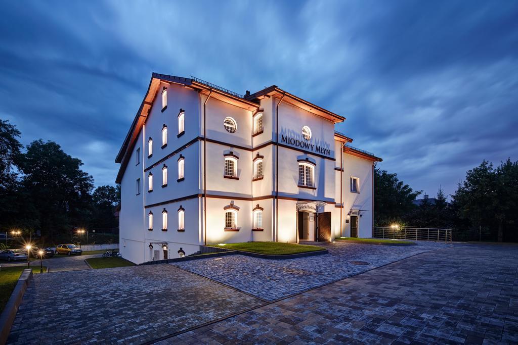 Hotel Miodowy Mlyn Опатув Экстерьер фото