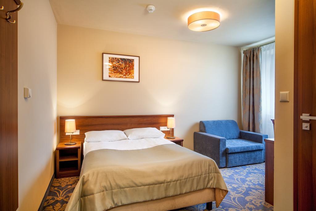 Hotel Miodowy Mlyn Опатув Номер фото