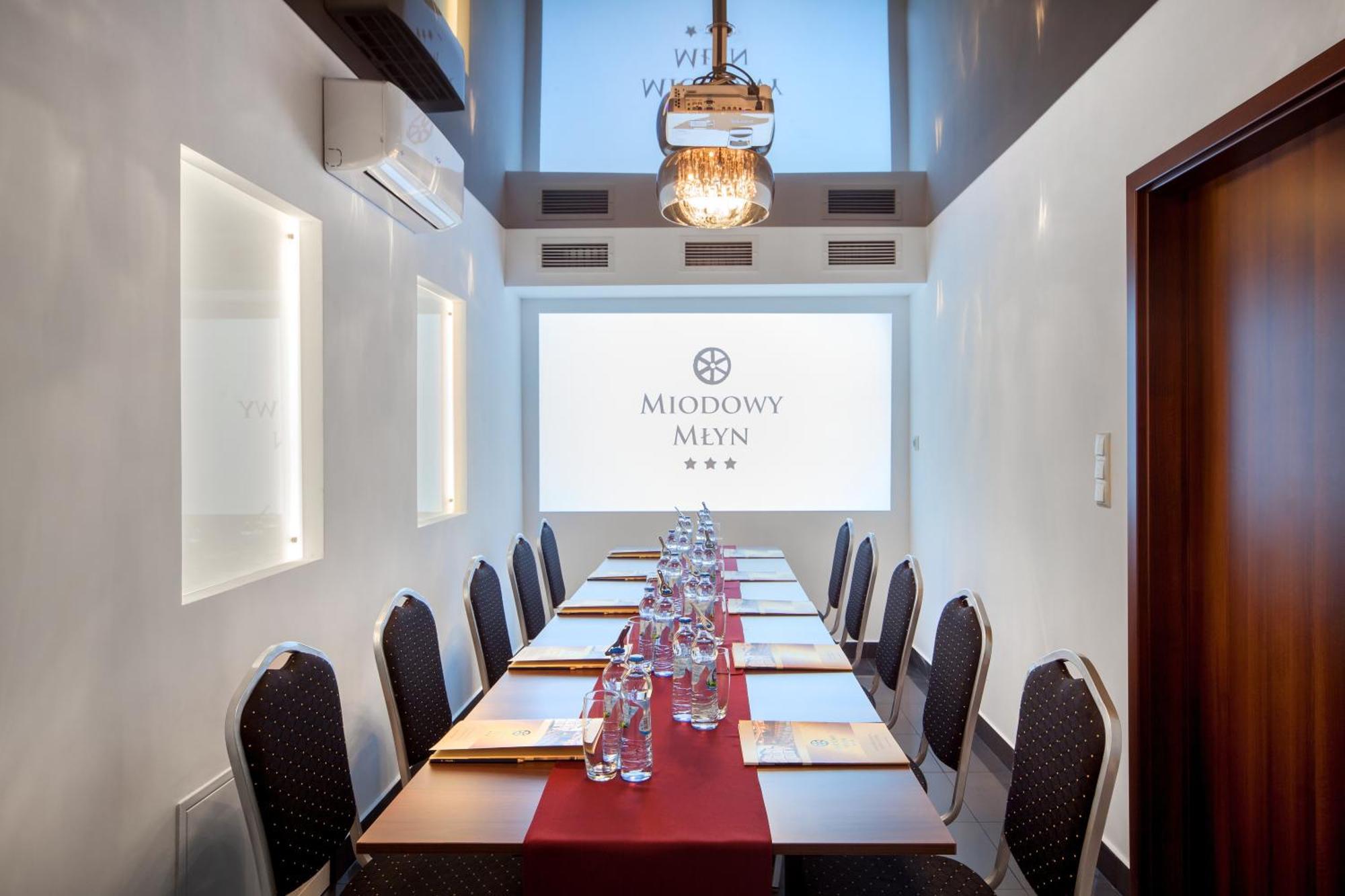 Hotel Miodowy Mlyn Опатув Экстерьер фото